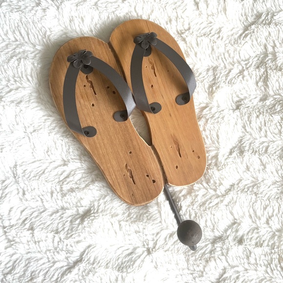 Flip Flops Wall Hook - Wood and Metal Beach House Summer Home Decor - Picture 3 of 8